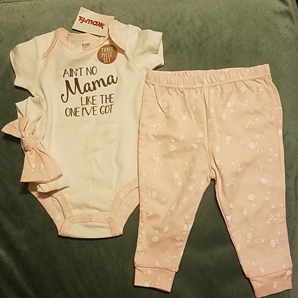 Baby Essentials Other - Baby essentials 3 piece set pink and white w/ bow